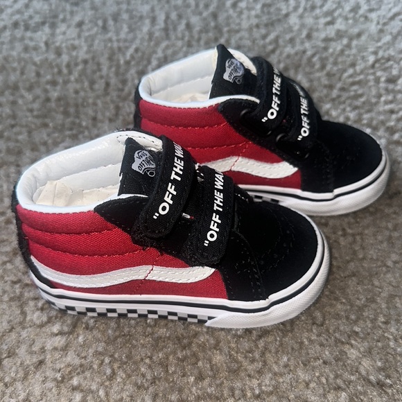 Vans Black and Red Sneakers Iconic Low-Top Design - Picture 2 of 7